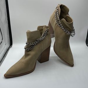 Womens size 9.5 ankle boots by Vince Camuto.Leather. PreOwned tan suede